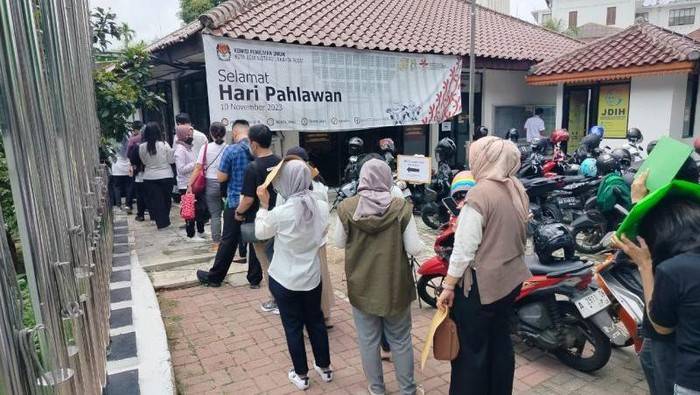Warga Ramai-ramai ke KPU, Antrean Mengular Demi Urus Pindah TPS