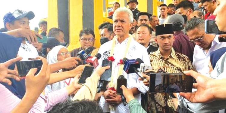 Ganjar Pranowo Bertemu Sultan Deli di Istana Maimun Medan