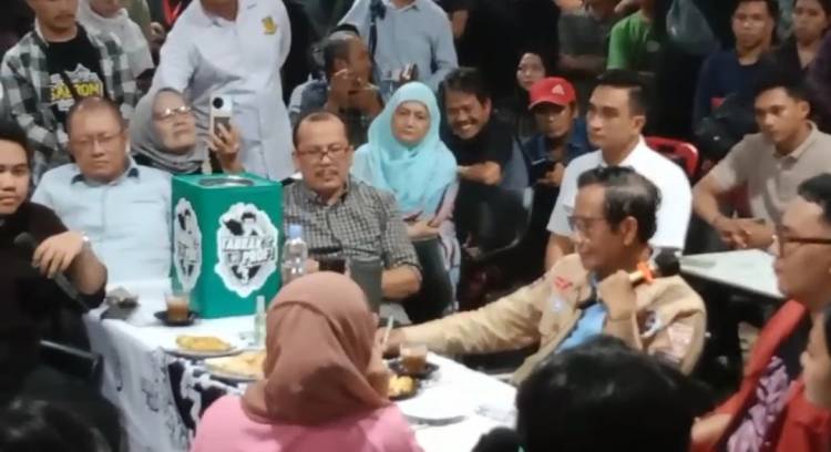Mahfud MD Berbincang dengan Masyarakat dari Berbagai Kalangan di Medan