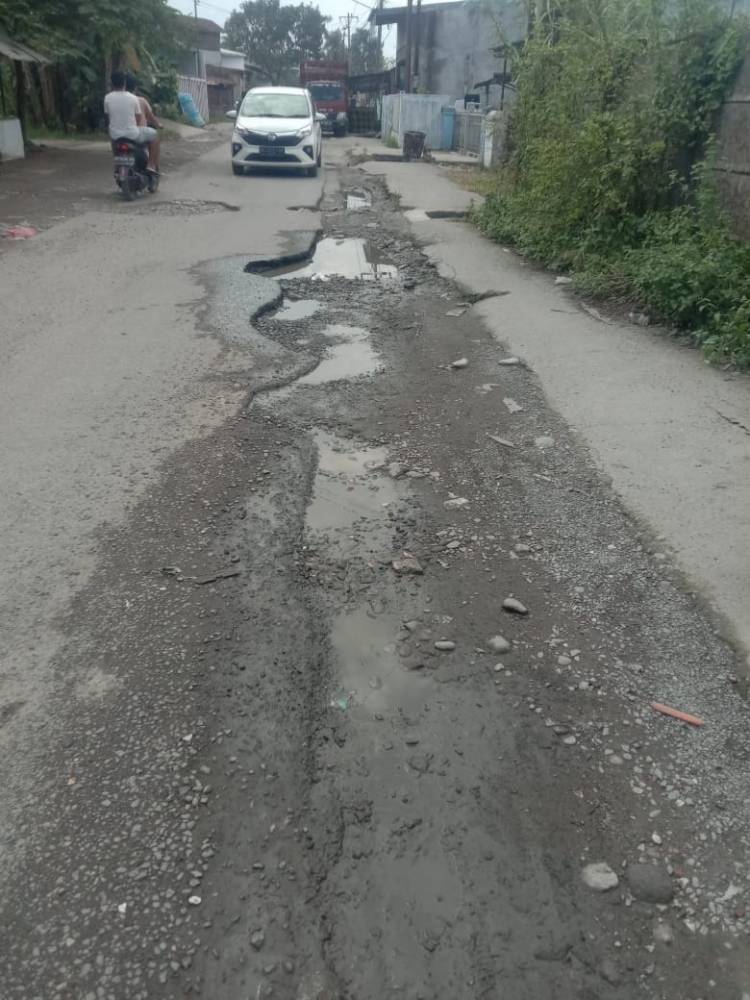 Jalan Sekolah Pembangunan Sunggal Berlobang - lobang, Perlu Perbaikan