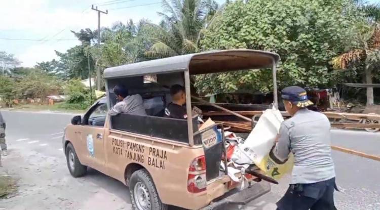 Jelang Masa Pencoblosan, Bawaslu Tanjungbalai Bersihkan APK