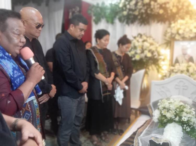 Wali Kota Medan Bobby Nasution Melayat ke Rumah Duka Ketua DPRD SU Drs Baskami Ginting