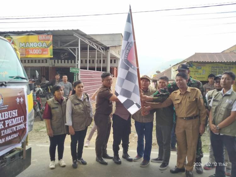 KPU Samosir Lepas Logistik Pemilu 2024  ke Sembilan Kecamatan