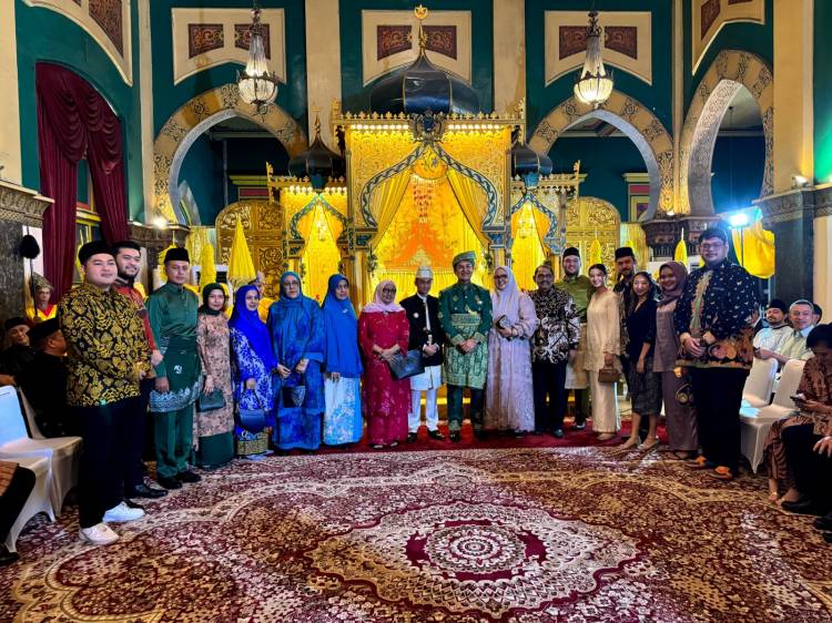 DR H Rahmat Shah Terima Anugerah Kurnia Gelar dari Sultan Deli