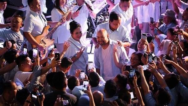 Momen Prabowo Bareng Titiek Soeharto dan Didit Temui Relawan Rabu Biru
