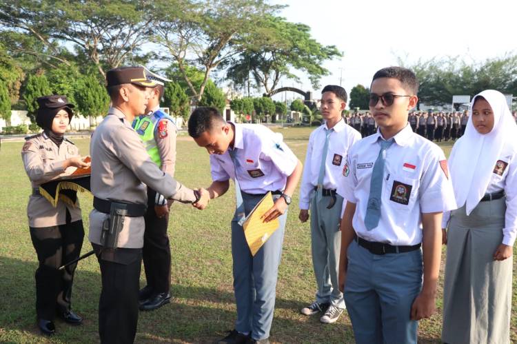 Kapolres Serahkan Hadiah Pemenang Lomba Fotografi Tingkat Pelajar se-Sergai