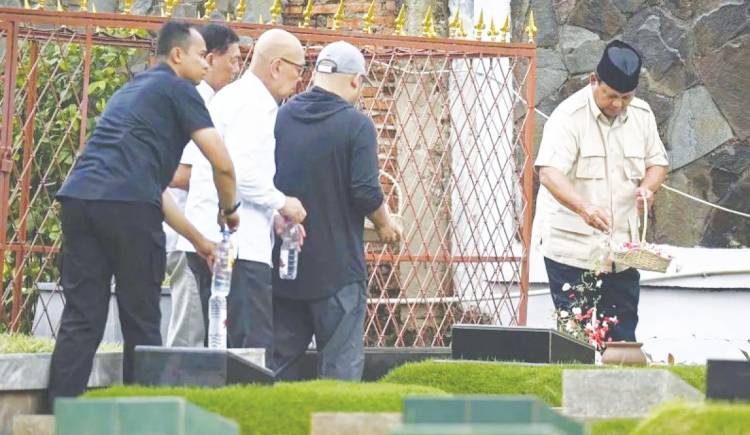 Prabowo Ziarah ke Makam Sang Ayah dan Ibunda