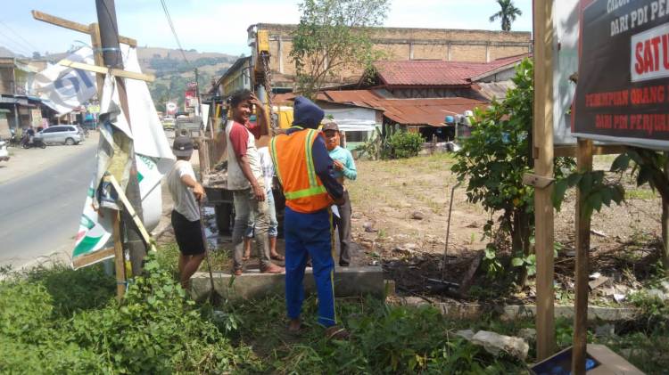 Dinas PU Bina Marga Sumut Bersihkan Drainase Tumpat di Tigabinanga