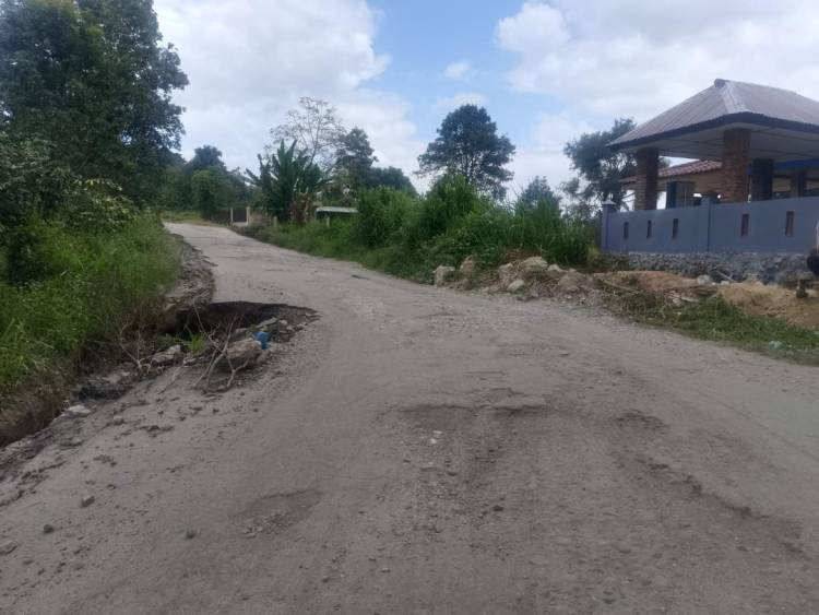 Jalan Penghubung Desa Sibintun - Tiganderket Banyak Dikeluhkan Masyarakat