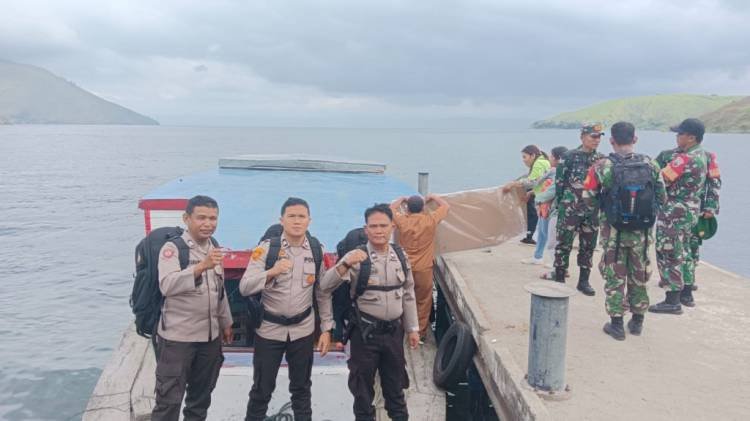 Polres Samosir Kawal Logistik Pemilu Seberangi Danau Toba