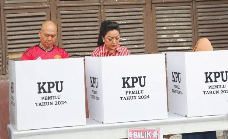 Bupati Taput dan Istri Mencoblos di TPS 5 Kelurahan X Tarutung