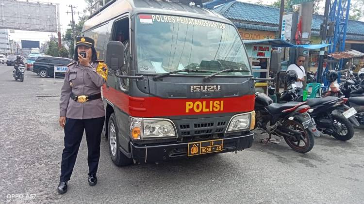 Sat Binmas Polres Pematangsiantar Sampaikan Pesan Kamtibmas di Pasar Horas