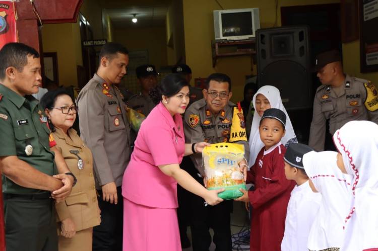 Kapolres Tapteng Bagikan Beras kepada Sahabat Polri