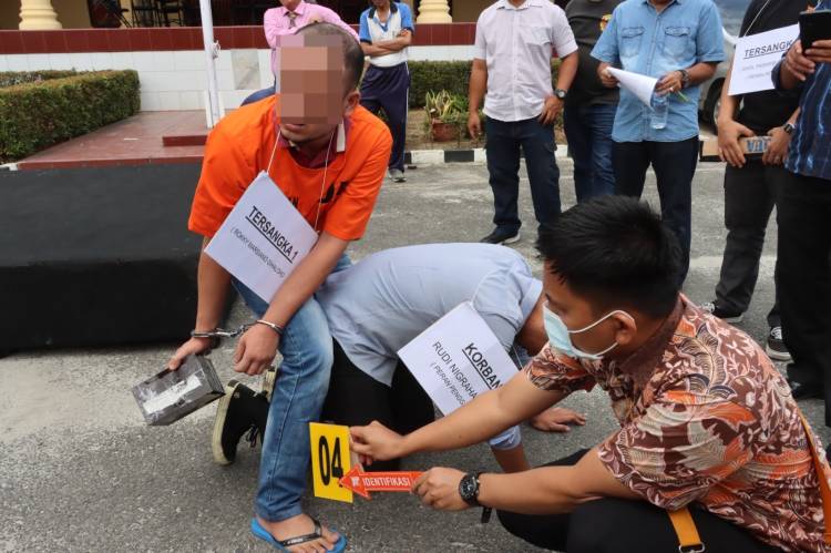 Polisi Rekonstruksi Kasus Pembunuhan di Jalan Ahmad Yani