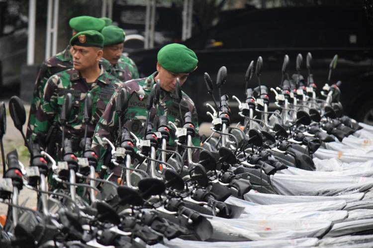 Dandim 0204/DS Serahkan 110 Sepedamotor dari Kemenhan untuk Personil