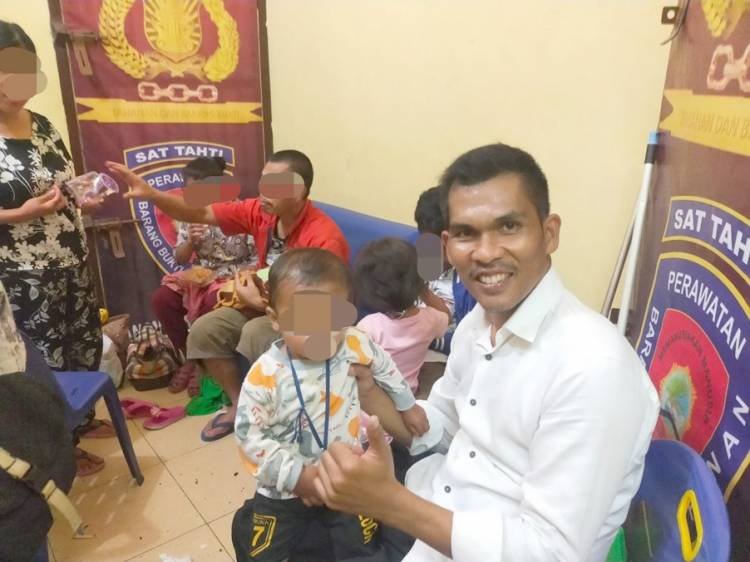 Kasat Tahti Polres Samosir Rayakan Ultah Anak Seorang Tahanan