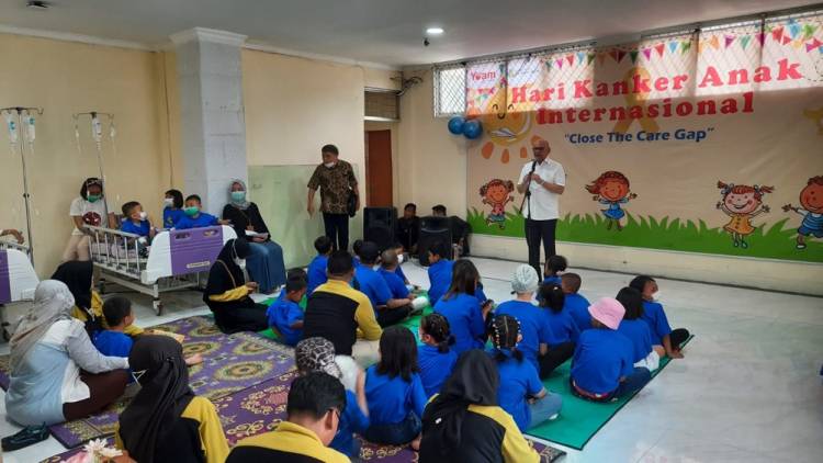 Dokter dan Perawat Bergembira Bersama Pasien Kanker Anak