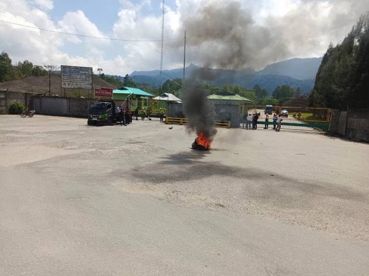 &ldquo;FLOMT&rdquo; Blokade Jalan Masuk TPL, Tuntut Paradigma Baru