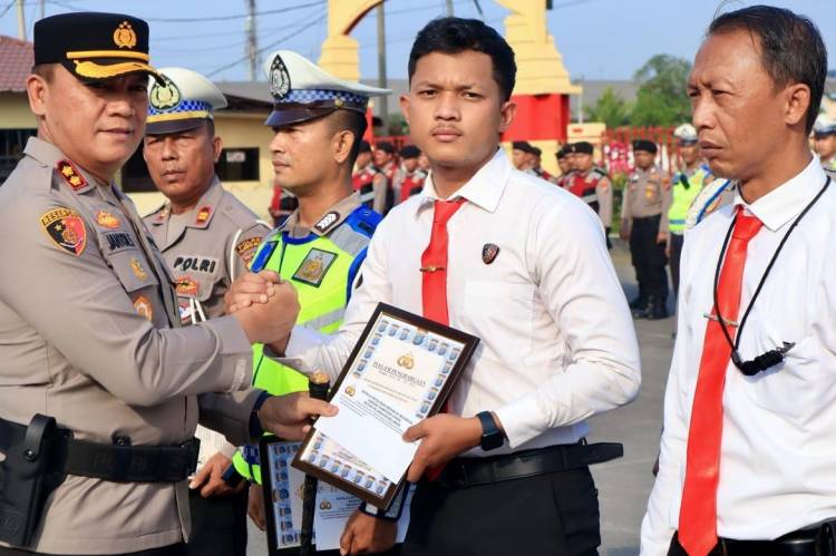 Personel Polres Pelabuhan Belawan Berprestasi Terima Penghargaan