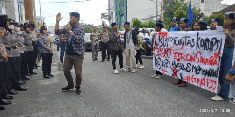 Demo di Kantor Kejari Pematangsiantar, Massa GMKI Minta Oknum Pejabat Daerah Diperiksa dan Diproses