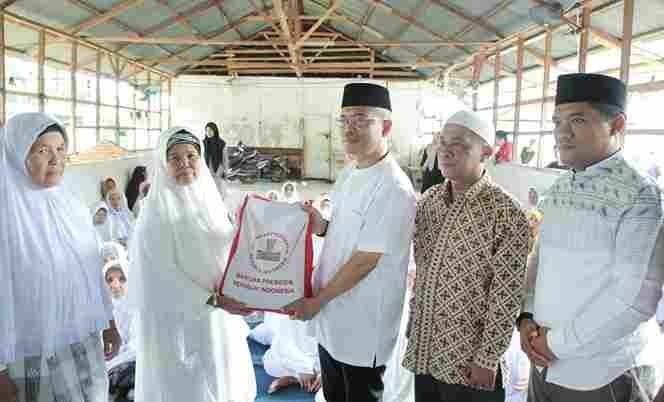 Sembako Banpres Dibagikan Sekda Palas kepada 246 Penghuni Empat Panti Jompo di Barumun Tengah