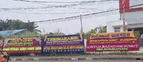 Papan Bunga Dukungan Tuntaskan Kasus Penipuan NW Berjejer di Depan Mapolda Sumut