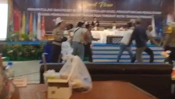 Pleno KPU Tanjungpinang Kepri Ricuh, Saksi Caleg PDIP Tendang Meja dan Lempar Mik