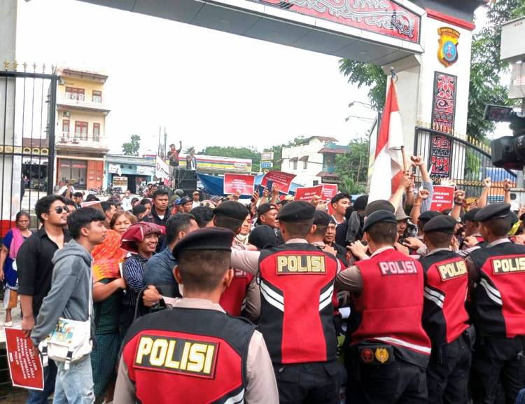 Massa Demo Desak Polda Sumut Bebaskan Sorbatua Siallagan