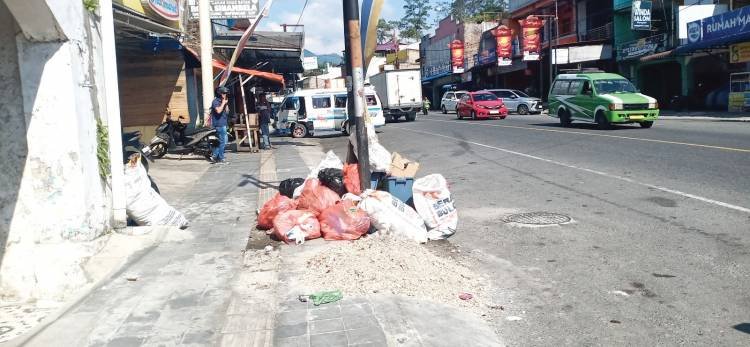 Tumpukan Sampah Masih Terlihat di Sejumlah Ruas Jalan di Parapat