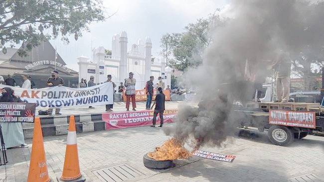 Dukung Hak Angket Kecurangan Pemilu, Massa Demo di Depan Kantor Gibran