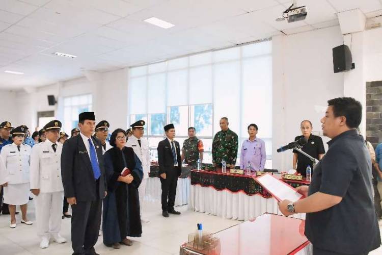 Bupati Lantik Marudut Sitinjak Sebagai Sekda Samosir