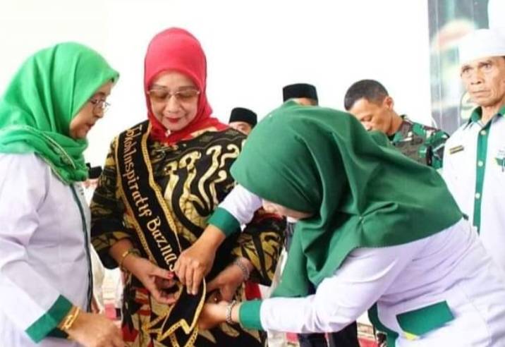 Hj Ellya Rosa Siregar Terima Piagam Penghargaan Tokoh Inspiratif Baznas