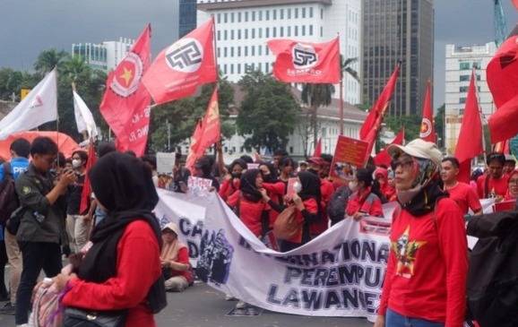 Aksi Hari Perempuan di Patung Kuda Sentil Jokowi Lemahkan Demokrasi