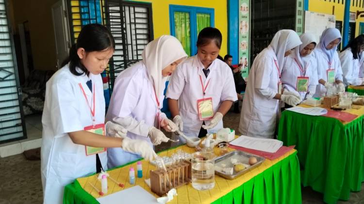 Science Expo 2024 SMPN-1 Padangsidimpuan Praktikum IPA Kelas 8 Lakukan Uji Zat Makanan