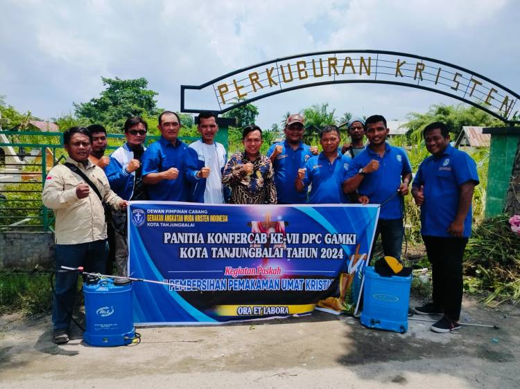 Sambut Paskah 2024, GAMKI Bersihkan Makam Kristen di Tanjungbalai