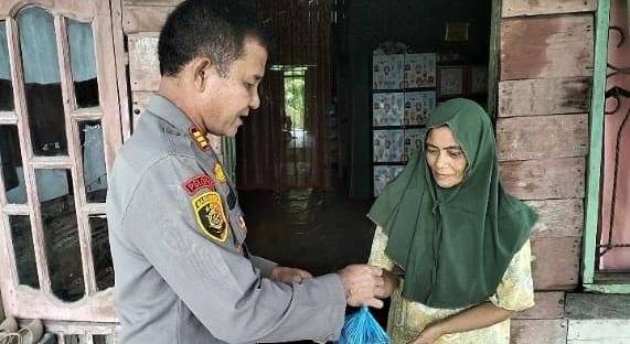 Polsek Bilah Hilir Labuhanbatu Bantu Kaum Dhuafa