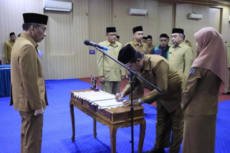 Sekdako Lantik Pejabat Administrator dan Pengawas Pemko Binjai