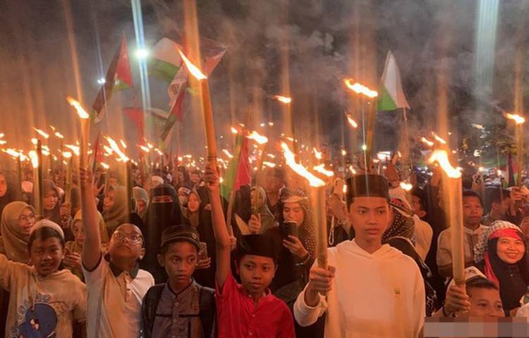 Warga Medan Antusias Ikuti Pawai Obor Jelang Ramadan