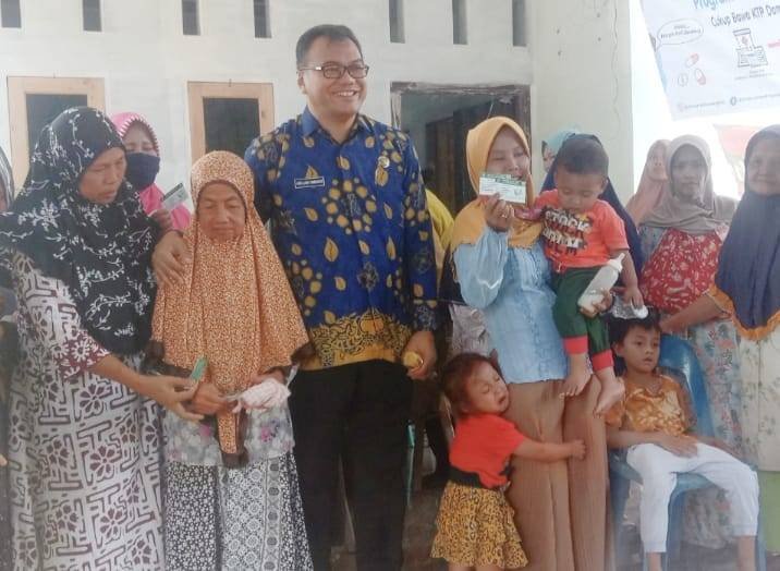 Kadinkes Deliserdang Launching Pengobatan Gratis dan Serahkan Kartu BPJS di Beringin