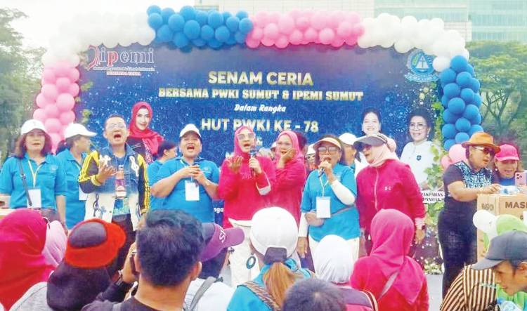 Gaya Ceria Veronika Sitanggang dan Hj Yulidar Bugis dalam Gerak Lintas Organisasi Wanita