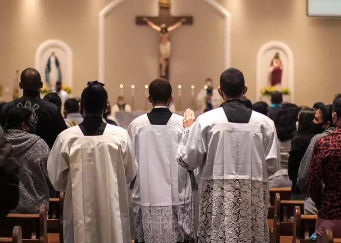 Jelang Misa Malam Paskah, Umat Katolik Padati Gereja Katedral Jakarta