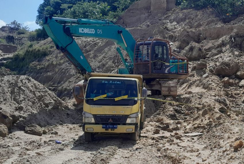 Kasus Galian C, Polres Tapteng "Police Line" Alat Berat di Lahan Oknum Kades