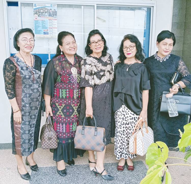 Kain Etnik Jumat Agung Veronika Sitanggang