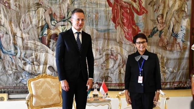 Menlu Retno Kontak Menlu Hungaria Bahas Situasi Timur Tengah