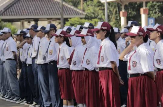 Dinilai Membebani, Kemendikbudristek Sebaiknya Kaji Ulang Ganti Seragam Sekolah