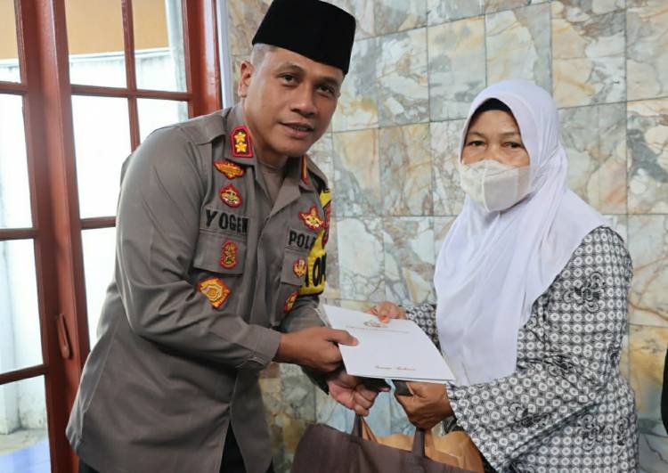 Kapolres Pematangsiantar Serahkan Infaq Ramadan kepada Kaum Dhuafa