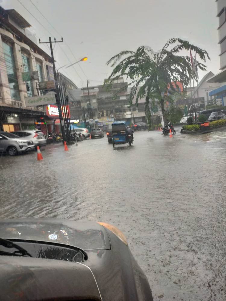 Sejam Lebih Diguyur Hujan, Sejumlah Ruas Jalan di Kota Medan Dilanda Banjir