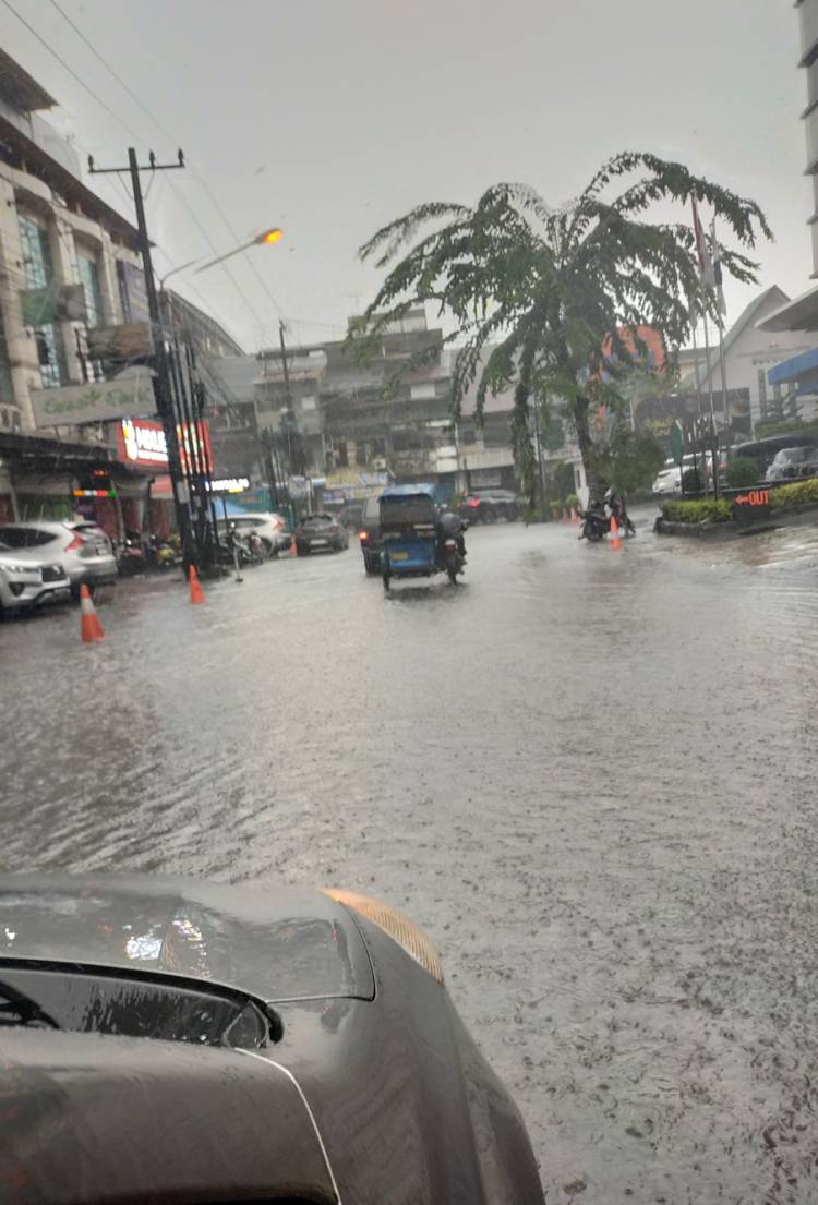 Medan Diguyur Hujan Sejam Lebih, Sejumlah Ruas Jalan Banjir