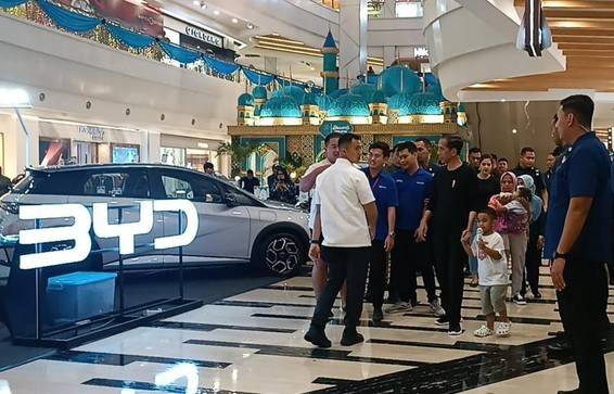 Hari Kedua Lebaran, Jokowi Ajak Cucu Main ke Mal di Medan