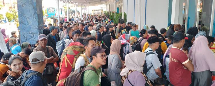 Ribuan Calon Penumpang Padati Pelabuhan Belawan